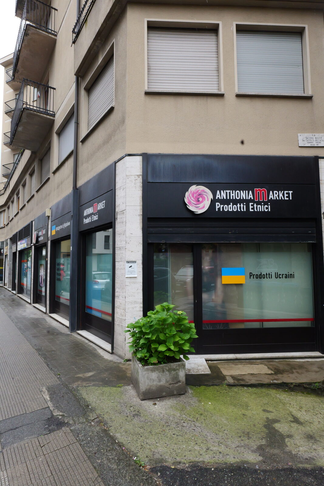 Via Mazzini у Сондріо біля Anthonia Market
